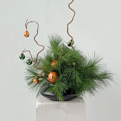 Новогодняя композиция с ветками корилуса